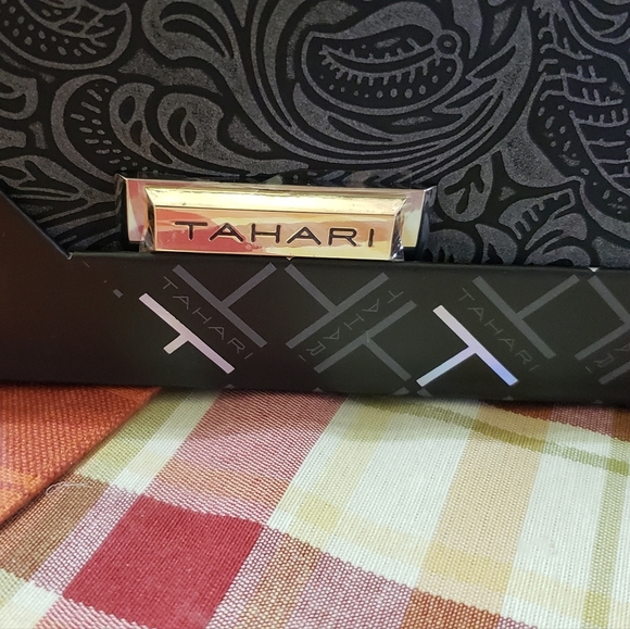 NWT Beautiful TAHARI Wallet; Gray/Black Colors; Lots of Pockets inside; $50. - Picture 2 of 9